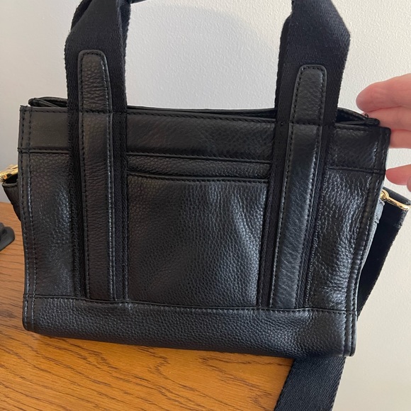 Used.excellent cond.Tory Burch black purse
Height: 7 1/2” length: 10” 18.5 - Picture 2 of 8